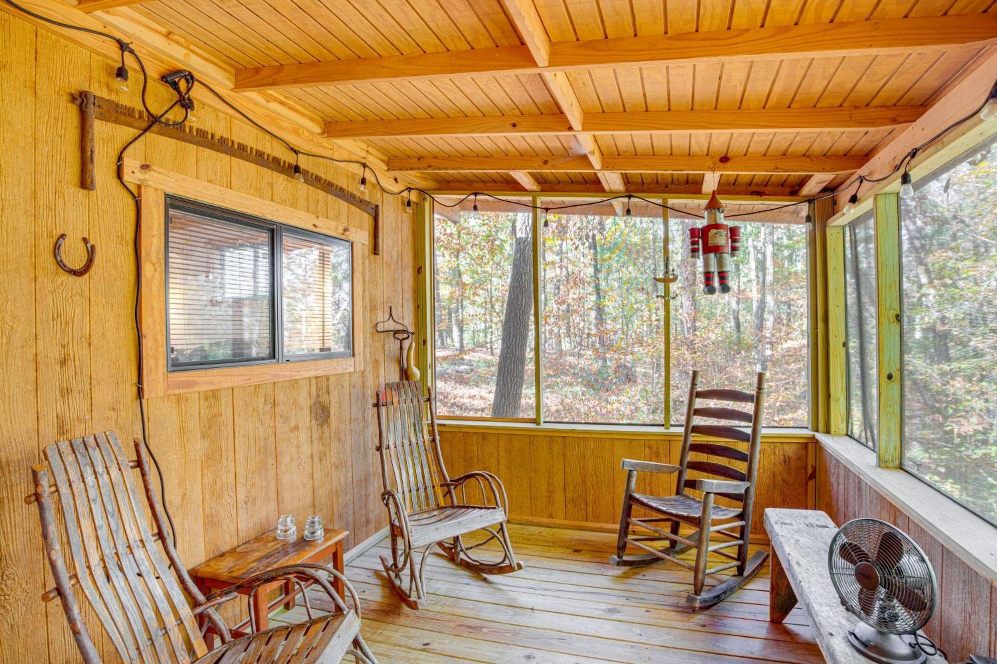 Secluded Tallassee Cabin With Fire Pit And Porch! Exterior photo